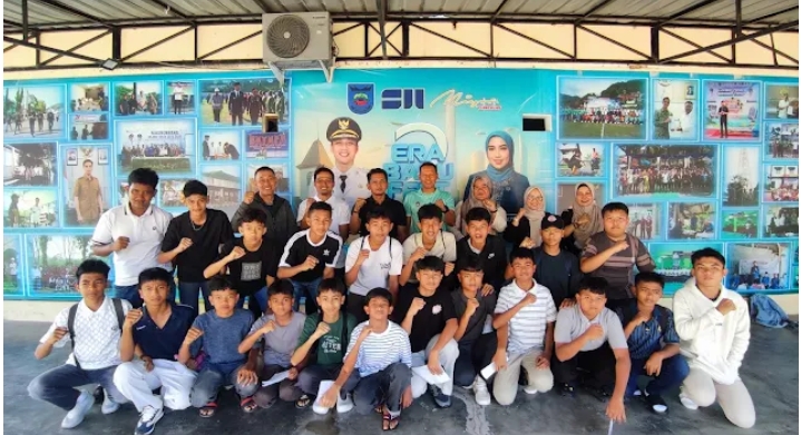 Skuad MTsN 2 Kota Sawahlunto berfoto bersama pengurus KONI, Askot PSSI, dan PS GAS saat prosesi pelepasan menuju turnamen di Kota Padang, Minggu (19/4/2026). (foto/humas koni sawahlunto)